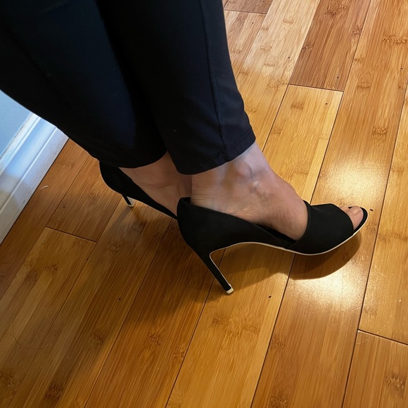 VINCE. PEEP TOE HEELS - Picture 11 of 12